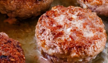 Zetrzyj na tarce i dodaj do mielonych zamiast bułki tartej. Będą delikatne i wyjątkowo soczyste 