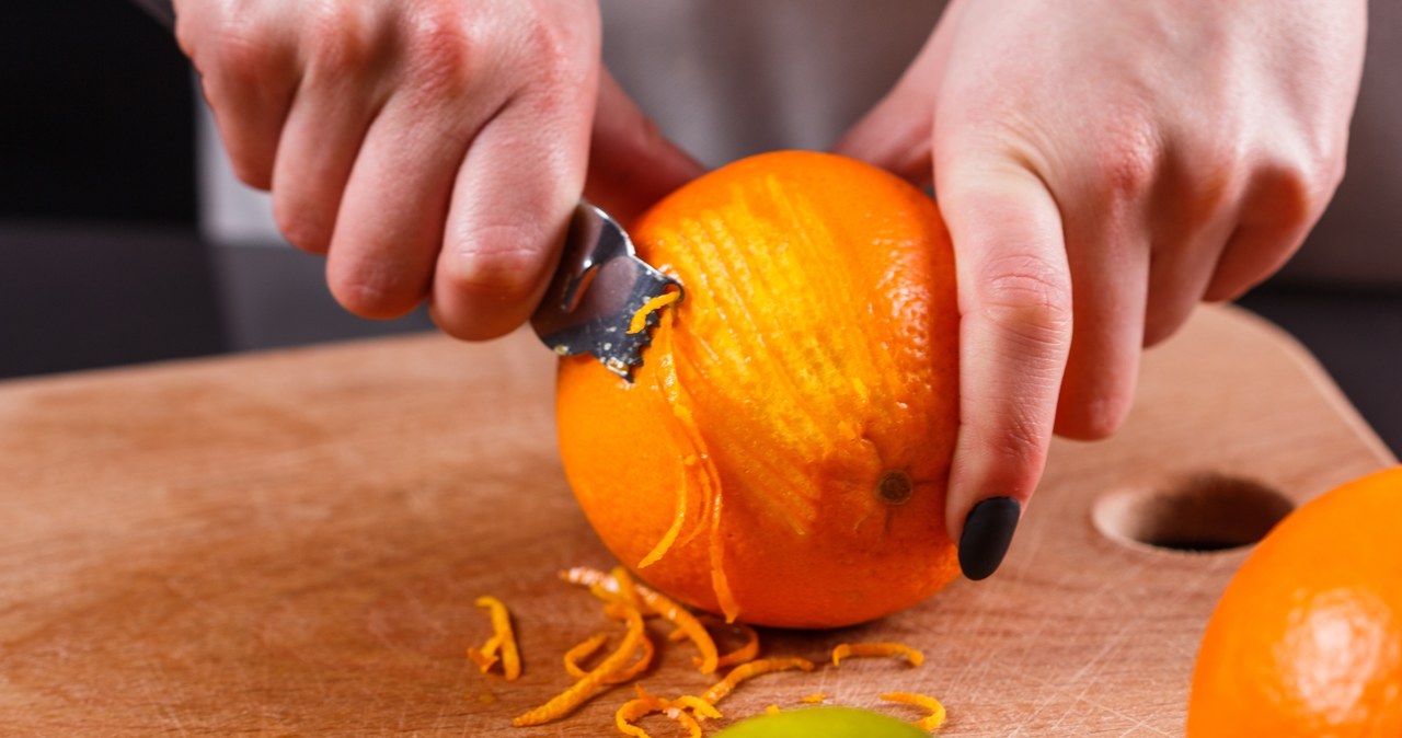 Zetrzyj wyparzoną skórkę pomarańczy na jak najmniejszych oczkach tarki. Połącz z olejem oraz cynamonem. Domowy peeling na przesuszone dłonie gotowy. /123RF/PICSEL