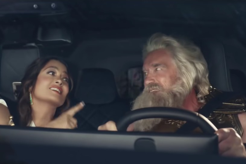 Zeus (Arnold Schwarzenegger) i Hera (Salma Hayek) jadący BMW iX to jedna z reklam pokazanych podczas finału Super Bowl 2022 /Informacja prasowa