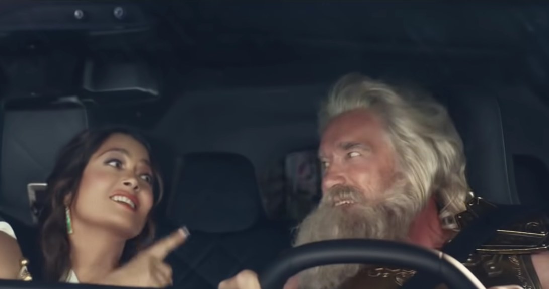 Zeus (Arnold Schwarzenegger) i Hera (Salma Hayek) jadący BMW iX to jedna z reklam pokazanych podczas finału Super Bowl 2022 /Informacja prasowa