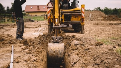 Zginął na własnej posesji. Uderzyła go koparka