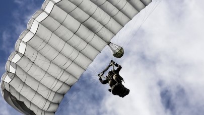 Zginęła, bo nie otworzył się spadochron. Tragiczny skok był urodzinowym prezentem od męża