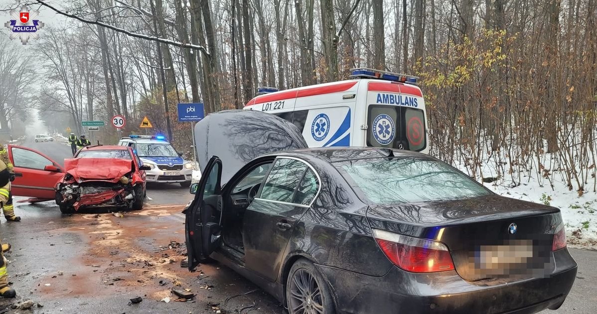 Zginęła kobieta podróżująca Oplem, jej mąż został ranny. Kierowcy BMW nic się nie stało /Policja