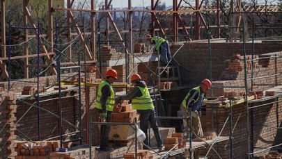 Zginęło tam kilkaset osób. Rosjanie odbudowują teatr w Mariupolu [ZAPIS RELACJI]