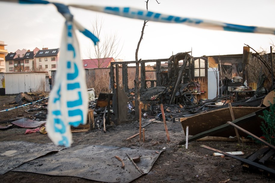 Zgliszcza budynku gospodarczego, który spłonął w noc wigilijną przy ul. Gołębiej w Bydgoszczy /Tytus Żmijewski /PAP