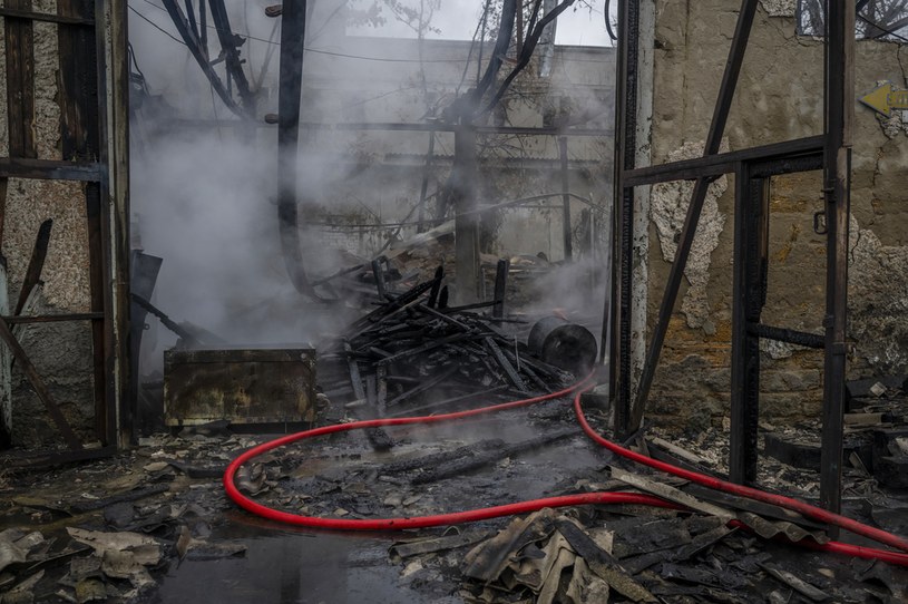 Zgliszcza budynku w Chersoniu po rosyjskim ostrzale /BULENT KILIC /AFP