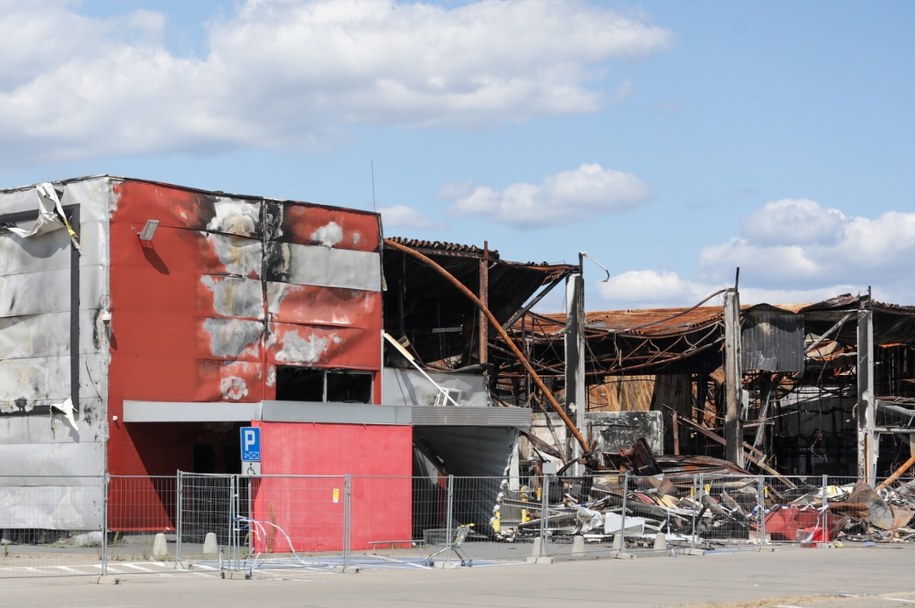 Zgliszcza hali targowej przy ul. Marywilskiej 44 w Warszawie /Tomasz Gzell /PAP