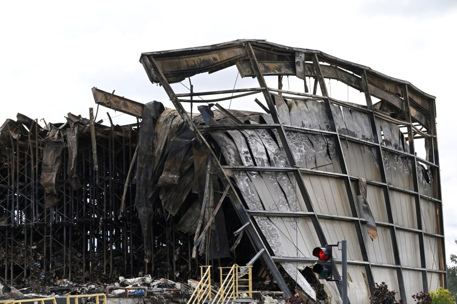 Zgliszcza hali w Kawlach /Adam Warżawa /PAP