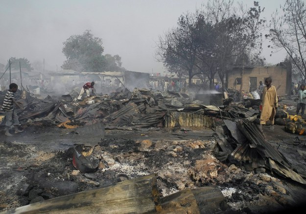 Zgliszcza po jednym z ataków Boko Haram /STR /PAP/EPA
