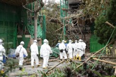 Zgliszcza po pożarze wieżowców w Hongkongu. Galeria