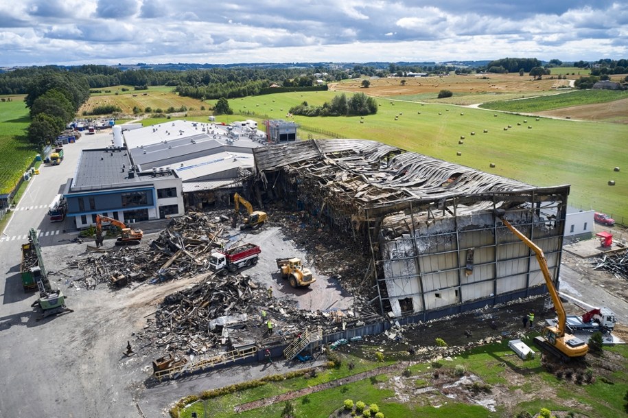 Zgliszcza po zeszłotygodniowym pożarze zakładu przetwórstwa drobiowego w Kawlach /Adam Warżawa /PAP