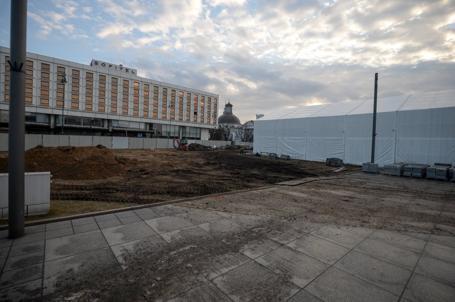 Zgodnie z decyzją wojewody mazowieckiego Zdzisława Sipiery przed budynkiem Garnizonu Warszawa, naprzeciwko Placu Piłsudskiego powstanie pomnik b. prezydenta Lecha Kaczyńskiego. Z prawej miejsce, gdzie powstaje pomnik Ofiar Tragedii Smoleńskiej 2010 r. /Marcin Obara /PAP