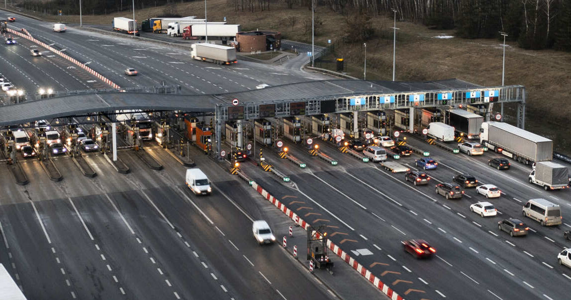 Zgodnie z obietnicami prezesa PiS już niedługo nie będziemy musieli płacić za przejazd autostradami /Artur Barbarowski /East News