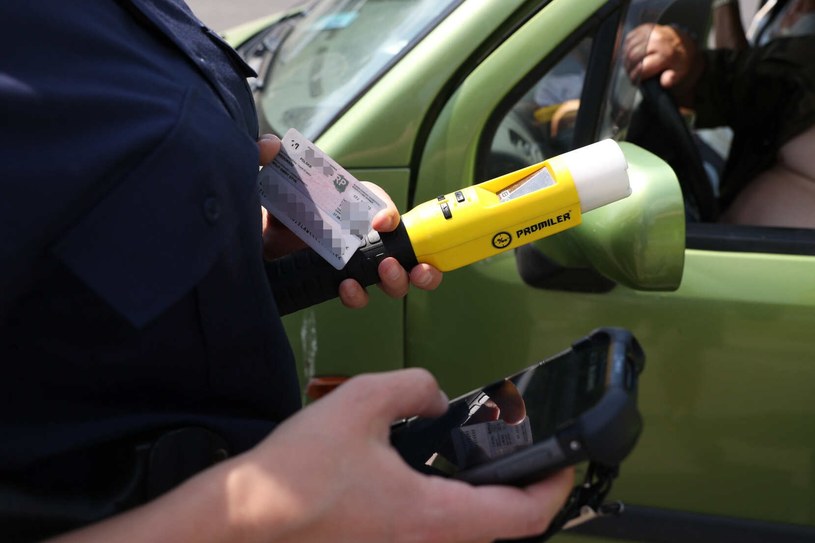 Zgodnie z obowiązującymi przepisami kierujący po alkoholu tracą samochody /PIOTR JEDZURA/REPORTER /East News