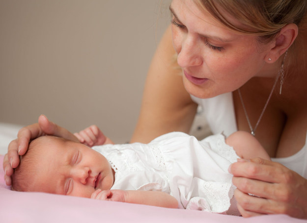 Zgodnie z obowiązującymi przepisami sądowego ustalenia ojcostwa może żądać dziecko albo jego matka. /123RF/PICSEL