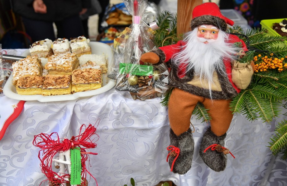 Zgodnie z przedstawioną w listopadzie strategią aktualne restrykcje będą obowiązywać do  27 grudnia /Wojtek Jargiło /PAP