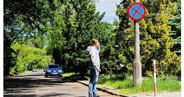 Zgodnie z przepisami kierowca parkujący „pod prąd” ma obowiązek przejść się do najbliższego skrzyżowania, aby sprawdzić oznakowanie. /Motor