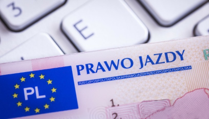 Zgodnie z przepisami, nawet kierowcy posiadający bezterminowe prawa jazdy, będą musieli wystąpić o nowe, terminowe / Arkadiusz Ziolek /East News