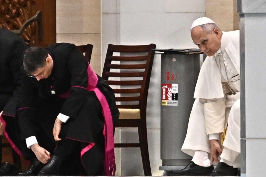 Zgodnie z tradycją papież zdjął buty przy wejściu do meczetu /LUCA ZENNARO /PAP/EPA