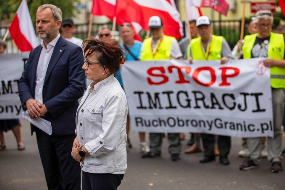 Zgorzelec, 03.07.2025. Posłowie PiS: Elżbieta Witek i Paweł Hreniak przed placówką Straży Granicznej /PAP/Krzysztof Ćwik /PAP