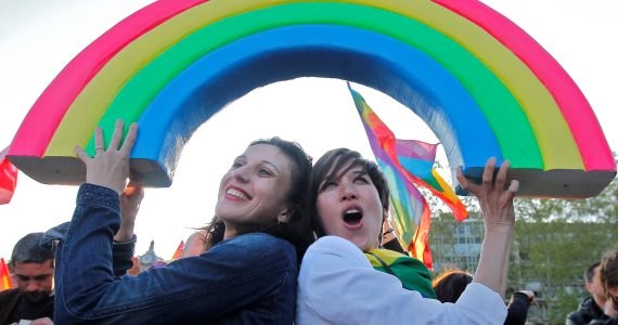Zgromadzenie Narodowe przyjęło ustawę zezwalającą na małżeństwa homoseksualne i adoptowanie dzieci przez pary tej samej płci /GUILLAUME HORCAJUELO  /PAP/EPA