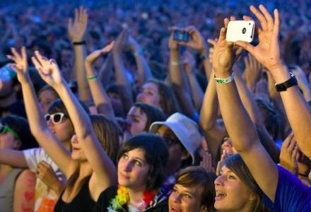 Zgubić telefon w takich sytuacjach jak koncert jest bardzo łatwo - dane można wykasować zdalnie /AFP