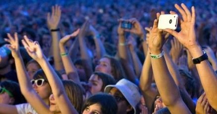 Zgubić telefon w takich sytuacjach jak koncert jest bardzo łatwo - dane można wykasować zdalnie /AFP