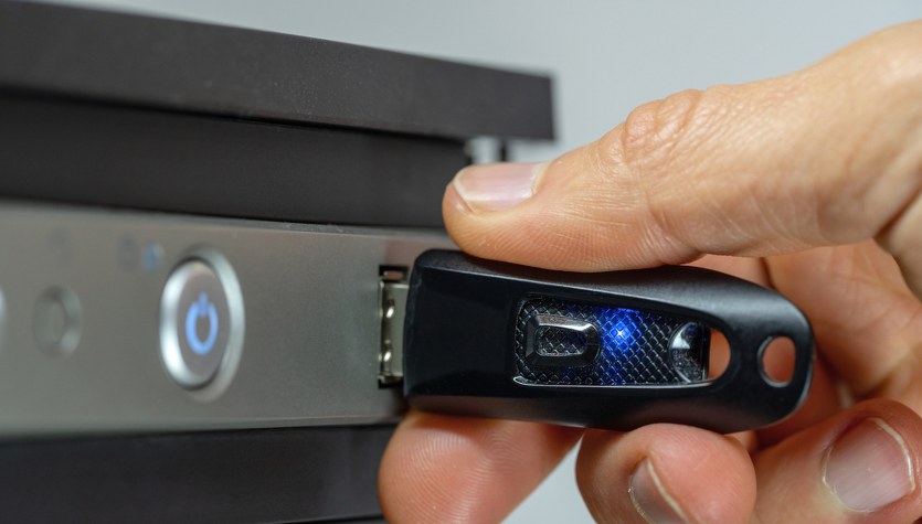 Zgubił pendrive'a z danymi ponad 4000 osób. Sanepid ukarany po wpadce pracownika