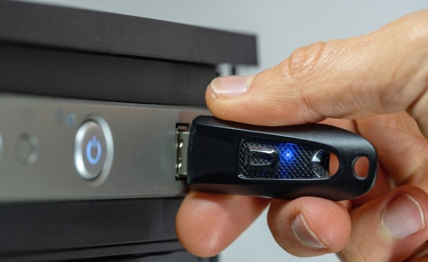 Zgubił pendrive'a z danymi ponad 4000 osób. Sanepid ukarany po wpadce pracownika