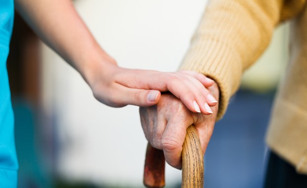 Zgubiła drogę do domu. Przerażonej 82-latce pomogli policjanci