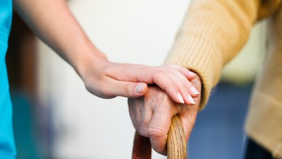 Zgubiła drogę do domu. Przerażonej 82-latce pomogli policjanci