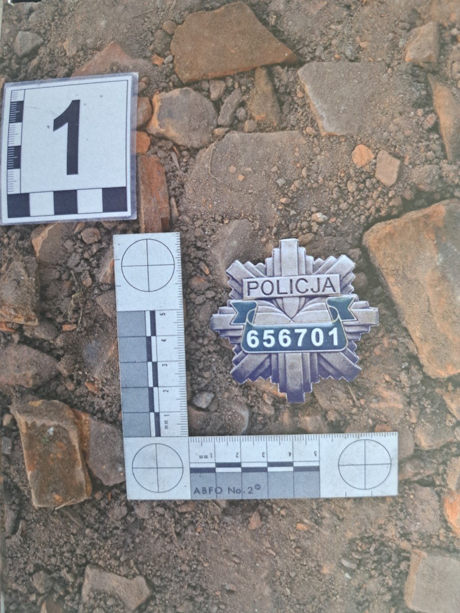 Zgubiona przez przestępców fałszywa odznaka policyjna /Policja Wielkopolska /