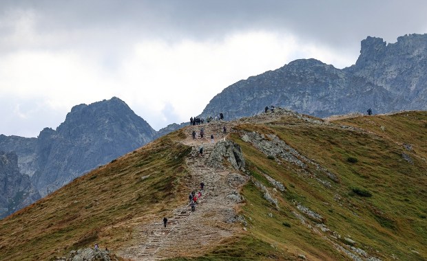 Zgubione dzieci, pijani na hulajnogach. Polacy bawią się pod Tatrami