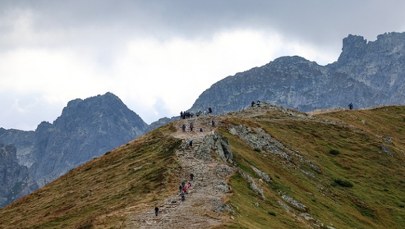 Zgubione dzieci, pijani na hulajnogach. Polacy bawią się pod Tatrami