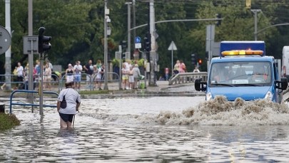 Zgubione tablice rejestracyjne podczas ulewy można odebrać w jednostkach policji