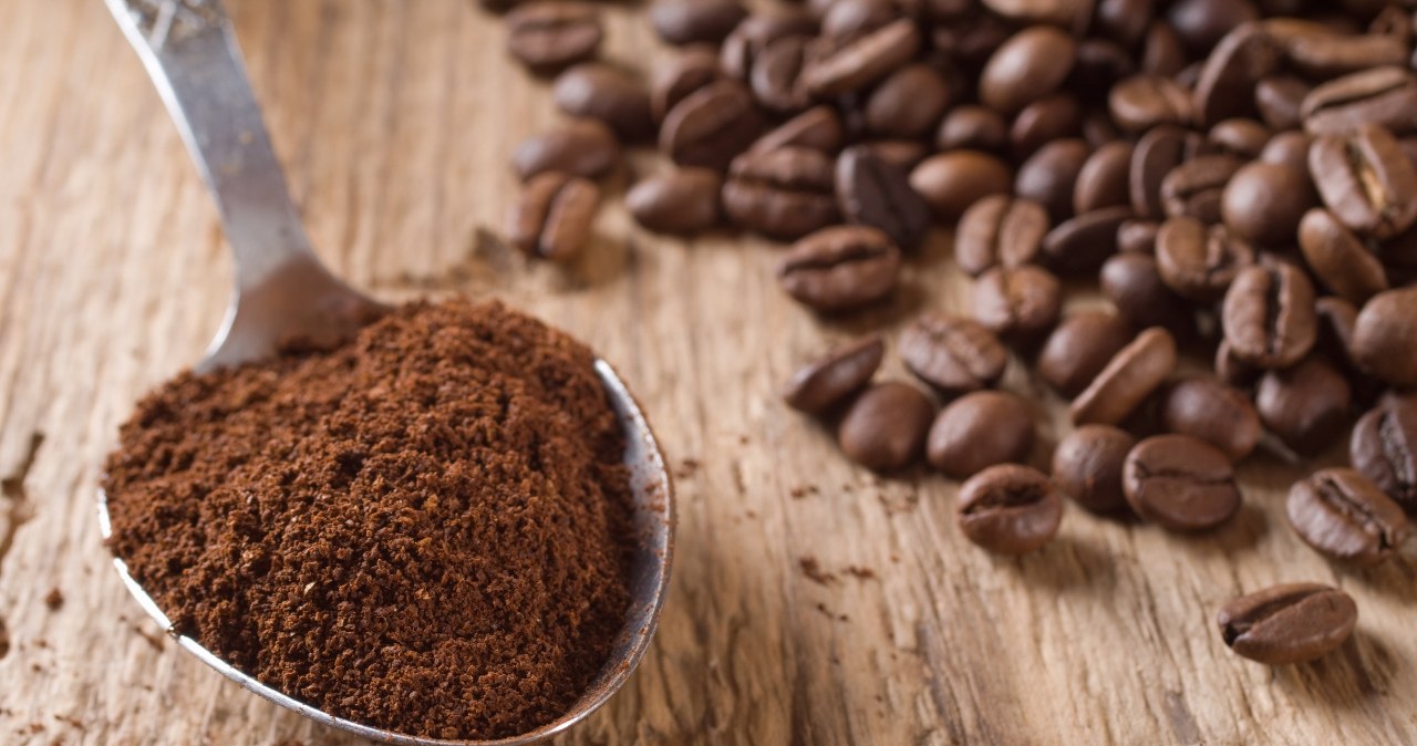 Ziarna kawy zawierają naturalne olejki eteryczne, które nie tylko pięknie pachną, ale też pochłaniają niechciane aromaty. /123RF/PICSEL