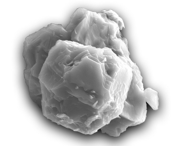 Ziarno węgliku krzemu w obrazie mikroskopu skaningowego. Jego rozmiar nie przekracza 8 mikrometrów /Janaína N. Ávila. /Materiały prasowe