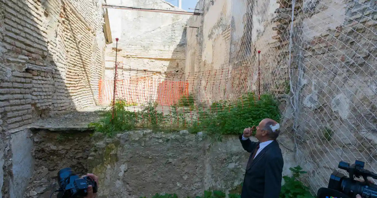 Zidentyfikowane miejsce, gdzie w synagodze miałą być przechowywana "święta arka" określana przez Sefardyjczyków jako Hechal /Ratusz miasta Utrera /materiały prasowe