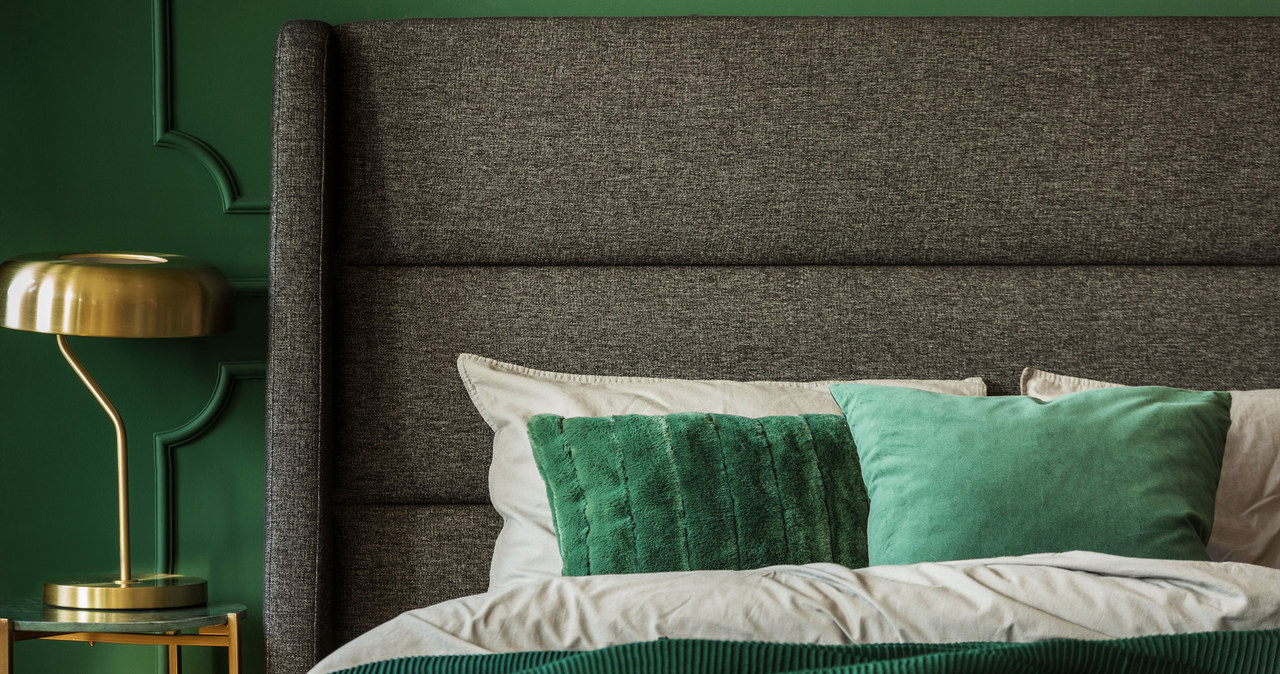 Zielona barwa to odpowiedni wybór do sypialni. W takiej przestrzeni będziemy spokojnie zasypiać. /123RF/PICSEL