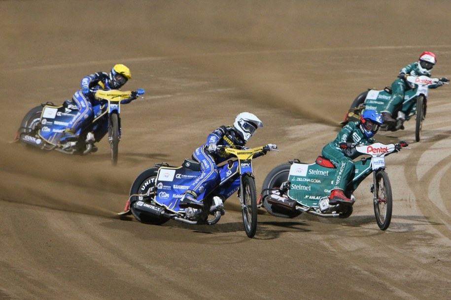 Zielona Góra, 25.04.2025. Zawodnicy Stelmet Falubazu Zielona Oskar Hurysz (kask czerwony) i Damian Ratajczak (niebieski) oraz JKevin Małkiewicz (biały) i Kacper Łobodziński (żółty) z Bayersystem GKM Grudziądz podczas meczu 3. kolejki żużlowej Ekstraligi, 25 bm. (js) PAP/Lech Muszyński