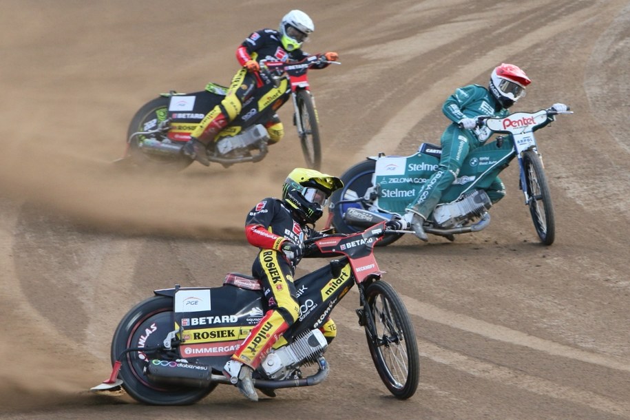 Zielona Góra, 27.07.2025. Zawodnik Stelmetu Falubaz Zielona Góra Jarosław Hampel (kask czerwony) oraz Artiom Łaguta (biały) i Daniel Bewley (żółty) z Betard Sparty Wrocław podczas meczu 13. kolejki żużlowej Ekstraligi /Lech Muszyński /PAP