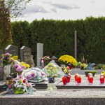 Zielona Góra: Kolejny rok z rzędu zapadają się groby na cmentarzu. Miasto rozdaje żwirek