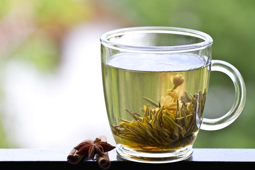 Zielona herbata jest tak pomocna w zapobieganiu i leczeniu gryp, przeziębień, biegunek i stanów zapalnych w jamie ustnej i na dziąsłach. Wykazano także jej wyraźne działanie w walce z nowotworami. /123RF/PICSEL