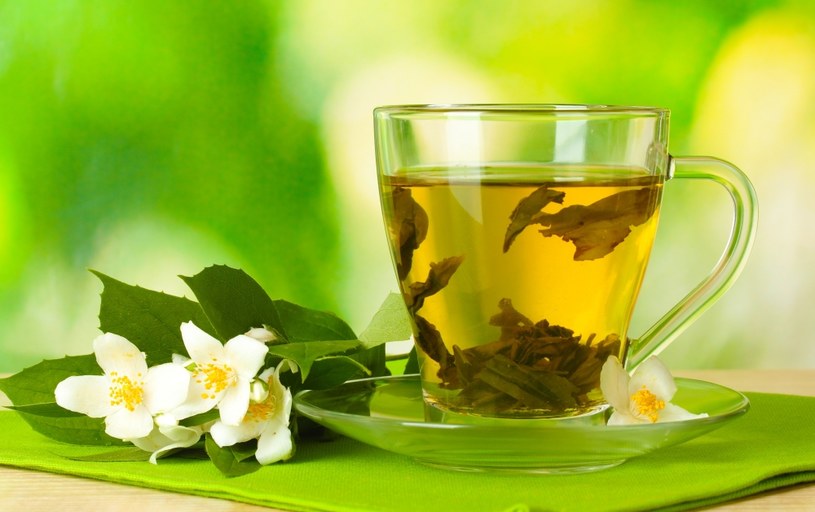 Zielona herbata ma coraz więcej cennych zastosowań /123RF/PICSEL