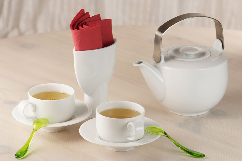 Zieloną herbatą najlepiej zastapić słodkie gazowane napoje i kawę /123RF/PICSEL