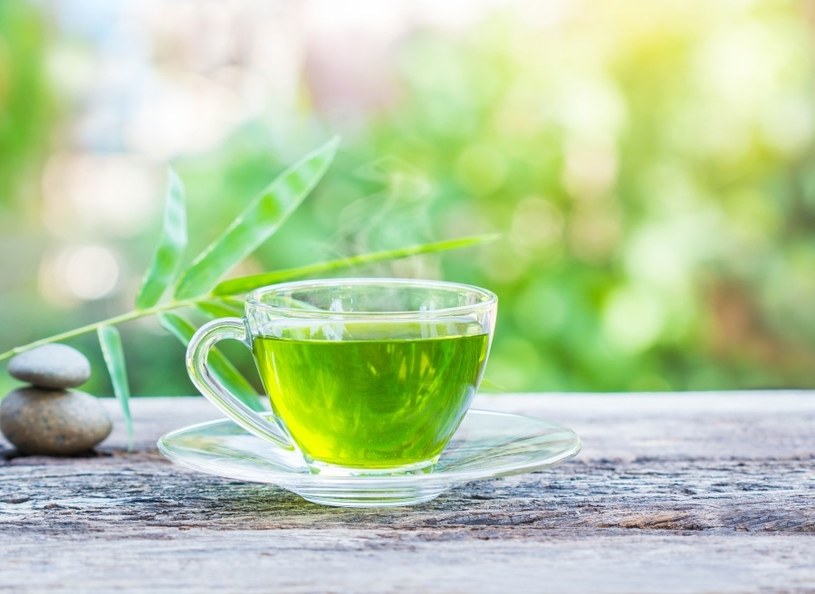 Zielona herbata również pomaga na oparzenia /123RF/PICSEL
