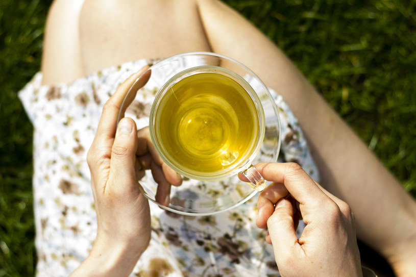 Zielona herbata świetnie nawadnia organizm /123RF/PICSEL