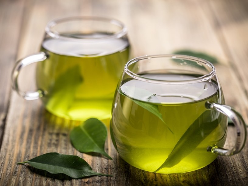 Zielona herbata, w zależności od czasu parzenia, może pobudzać lub wyciszać /123RF/PICSEL