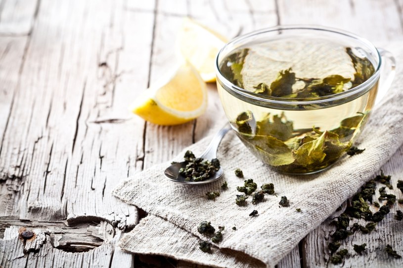 Zielona herbata wykazuje wiele korzyści zdrowotnych /123RF/PICSEL