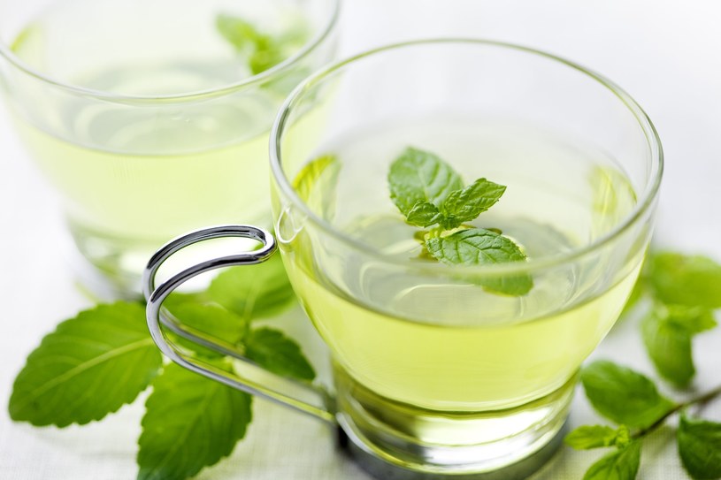 Zielona herbata z miętą na odchudzanie /©123RF/PICSEL